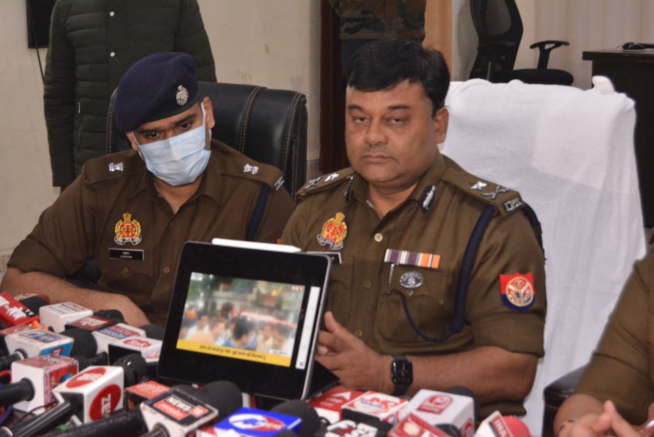 जानकारी देते संयुक्त पुलिस आयुक्त 