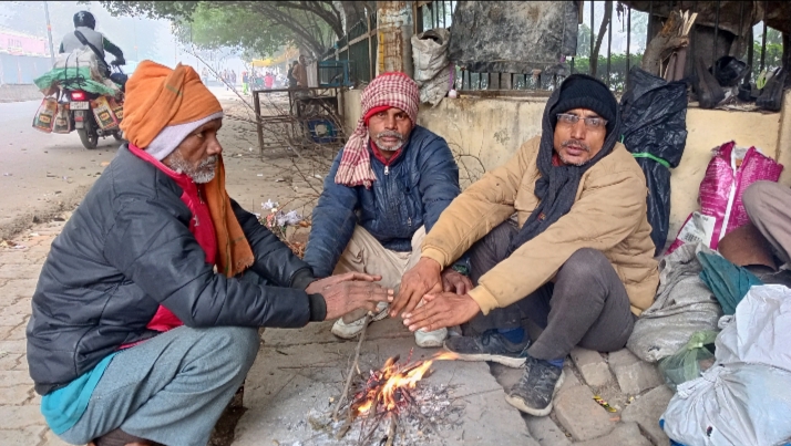 ठंड से राहत पाने के लिए खुद की व्यवस्था फ़ोटो : द ब्लाट 