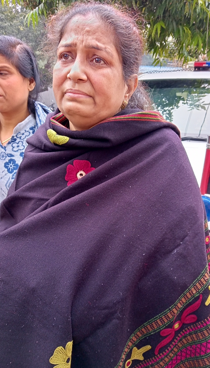 रो -रो कर बयां करती नमन की मां पूनम आर्या फ़ोटो : द ब्लाट