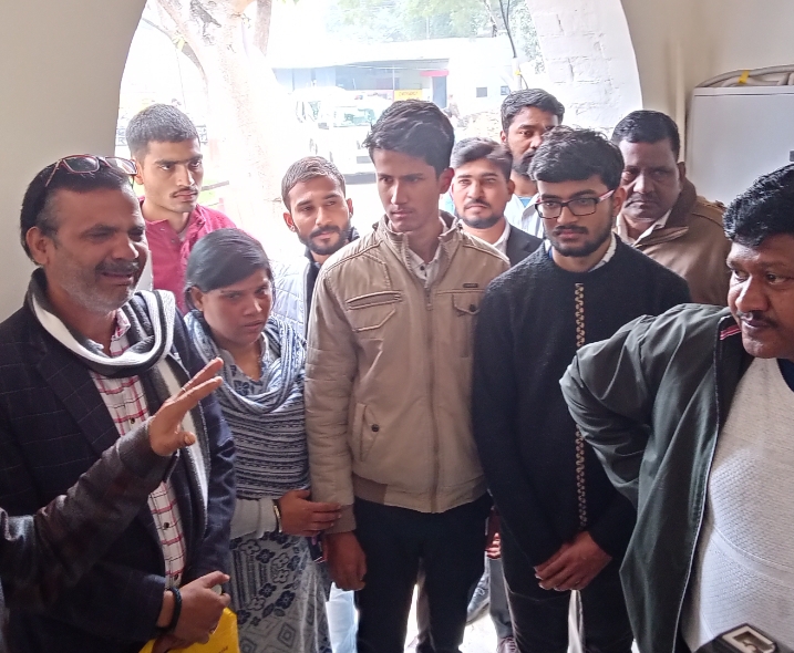 परिजनों के साथ पुलिस कमिश्नर से मिलने पहुंचे दोनों छात्र फ़ोटो : द ब्लाट