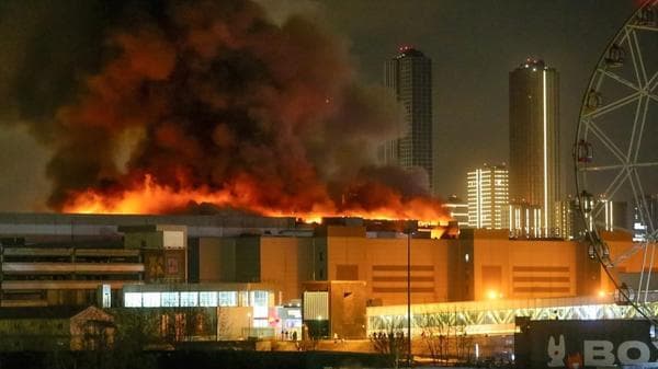 मास्को के क्राकस सिटी में आतंकी हमले के बाद इमारत पर लगी आग 