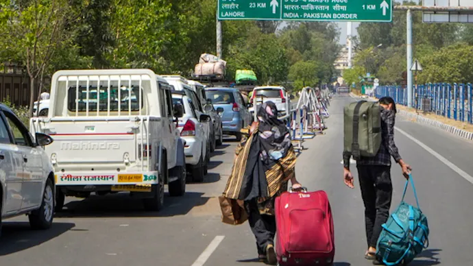 pakistani-nationals-arrive-at-the-attari-wagah-border-to-move-to-their-country-photo-pti-290344747-16x9